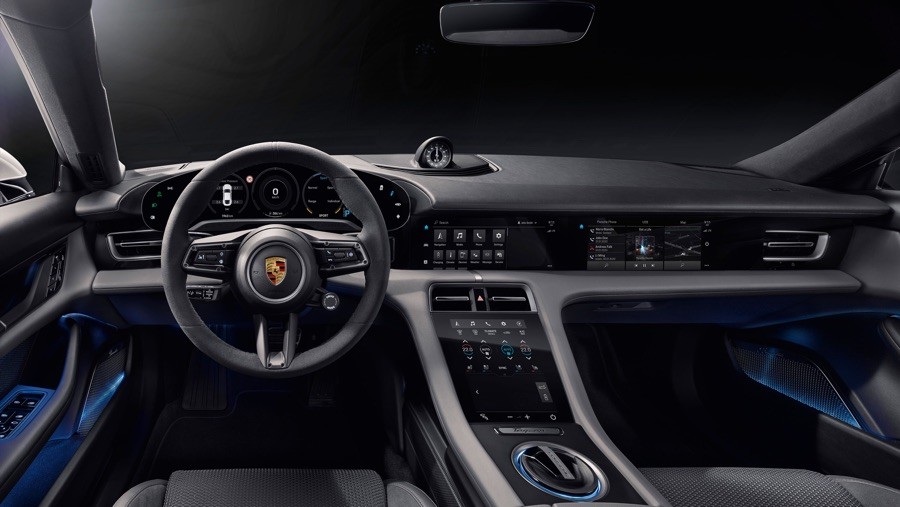 Porsche Taycan, interni a tutto schermo ed ecologici