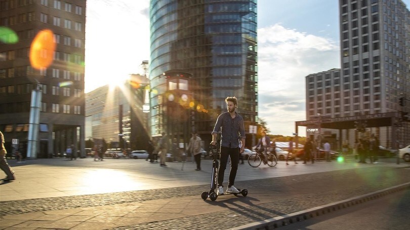 Audi e-tron Scooter, la micromobilità diventa green: FOTO