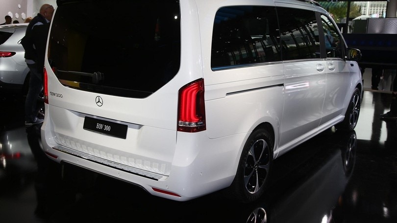 Mercedes EQV 300: le foto