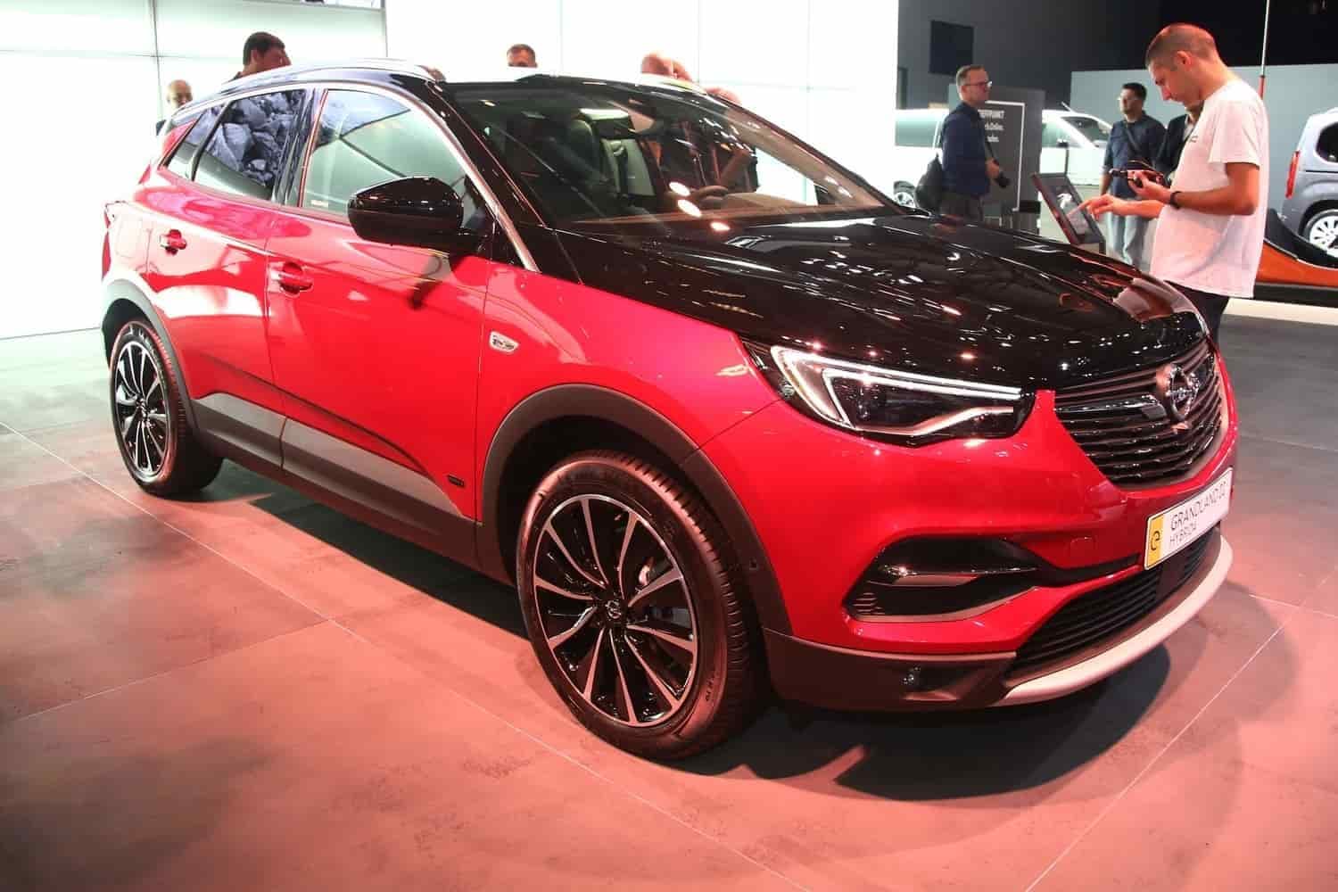 Opel Grandland X Hybrid4, SUV alla "spina"
