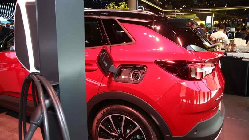 Opel Grandland X Hybrid4 FOTO