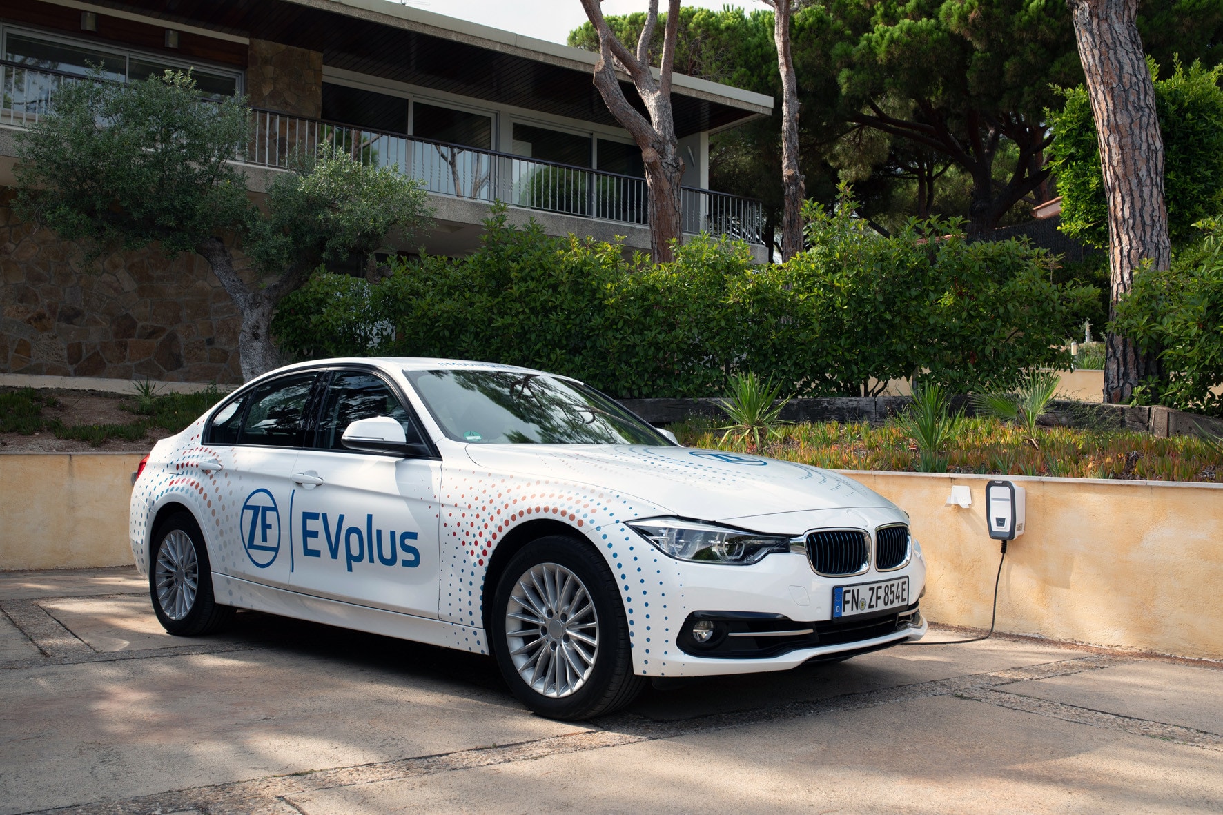 ZF EVplus, oltre 100 km di autonomia in elettrico per le ibride-plug in