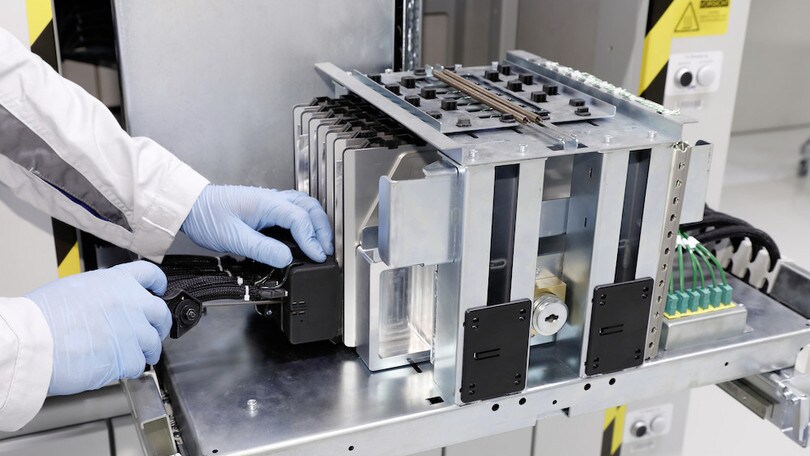 Volkswagen inaugura la produzione di celle per batterie