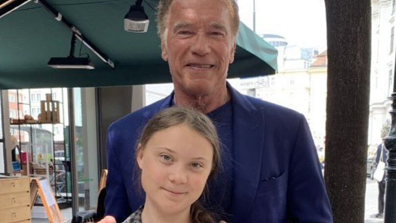 Schwarzenegger regala a Greta Thunberg una Tesla Model 3