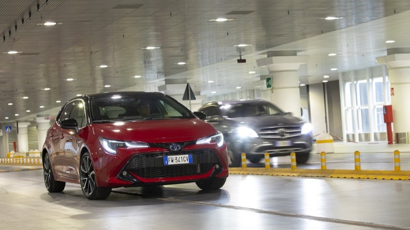 Toyota Corolla Hybrid a confronto: FOTO