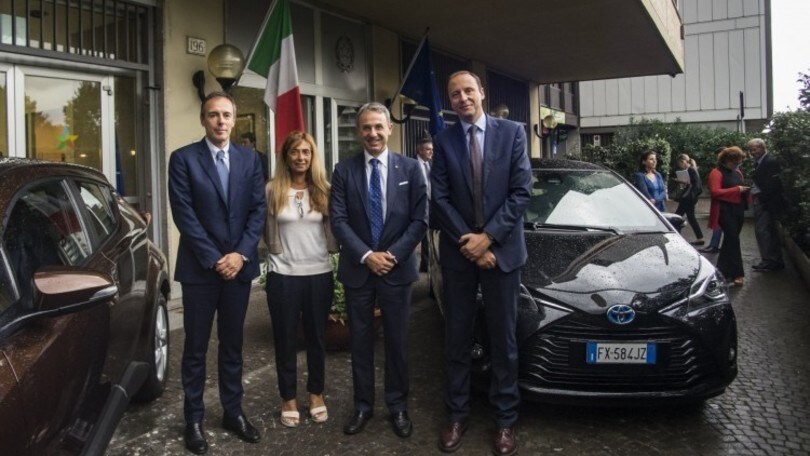 Toyota consegna due auto ibride al Ministero dell'Ambiente