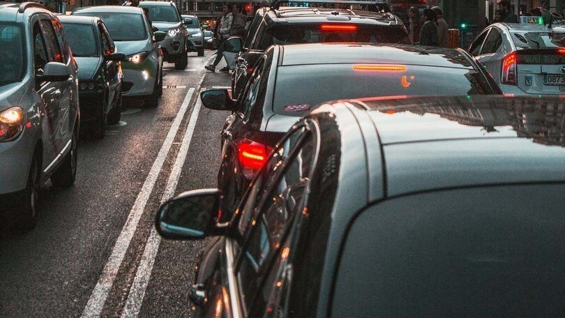 Auto elettriche e ibride, numeri ancora bassi