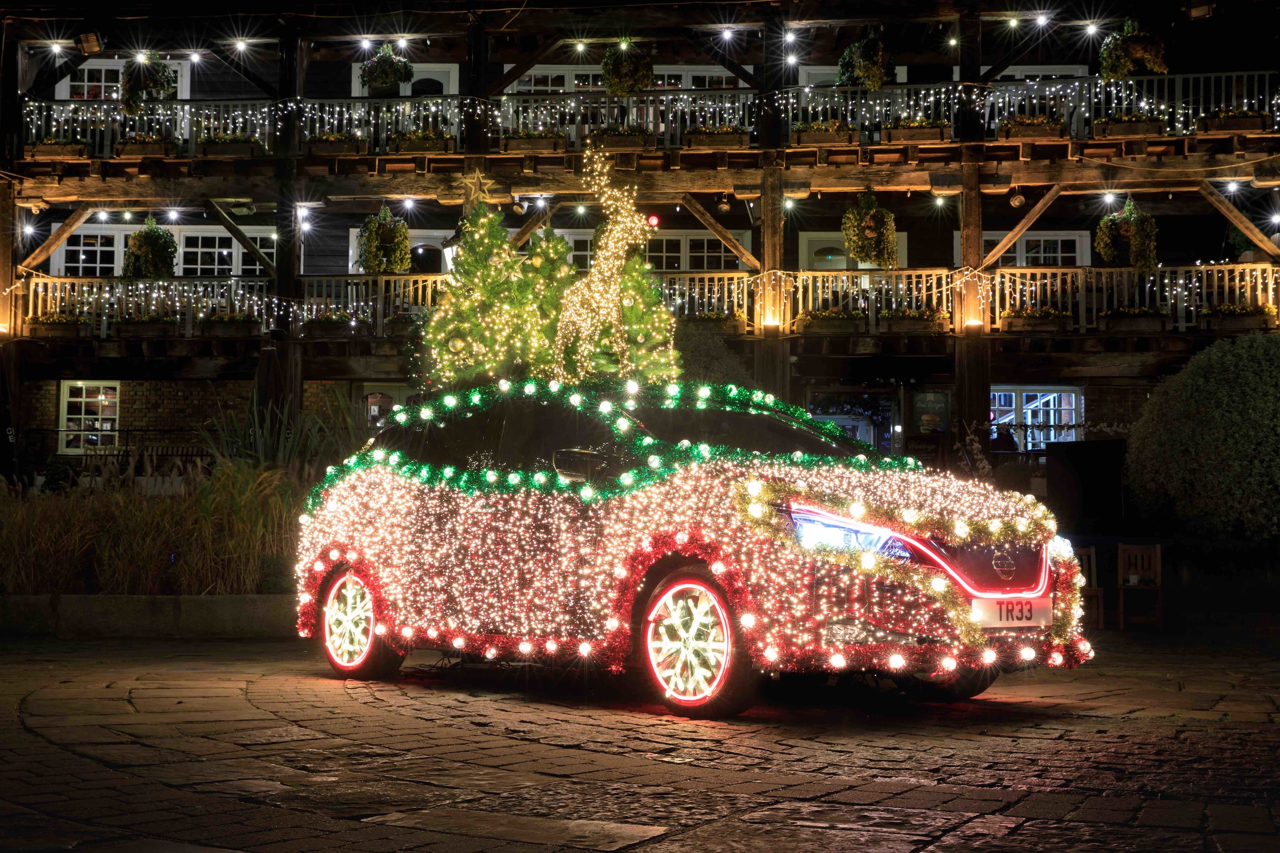Nissan Leaf, green e luminosa per Natale con Nissan Tree