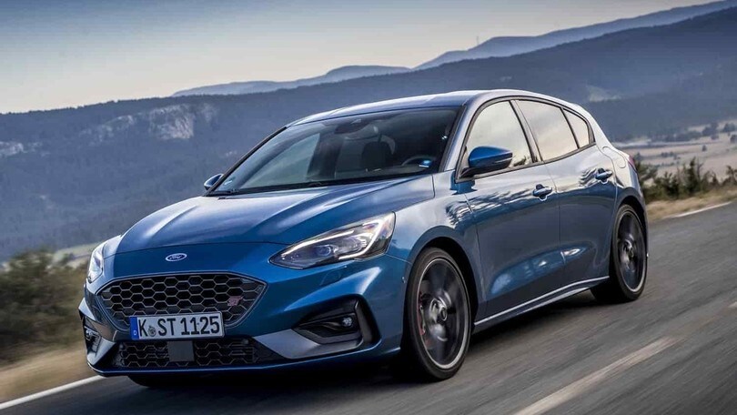 Ford Focus ST 2.3 Ecoboost, lampo blu