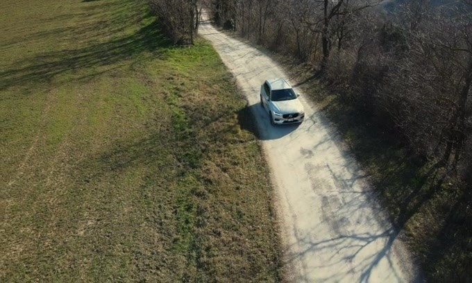 Volvo XC60 B4, la prova VIDEO