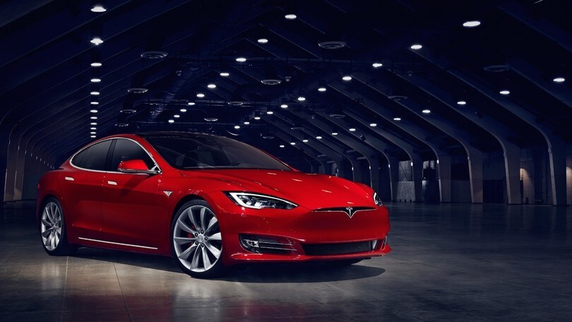 Tesla festeggia un milione di auto, tra innovazione e provocazione