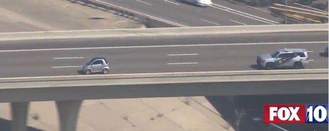 In fuga su una Smart: lo strano inseguimento VIDEO