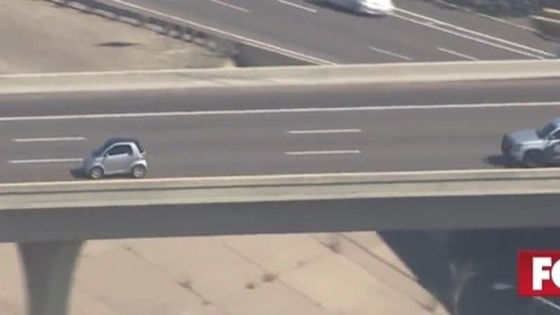 In fuga su una Smart: lo strano inseguimento VIDEO