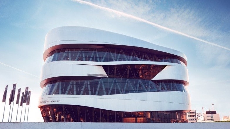 Mercedes-Benz Museum riapre e il drone incanta tutti VIDEO