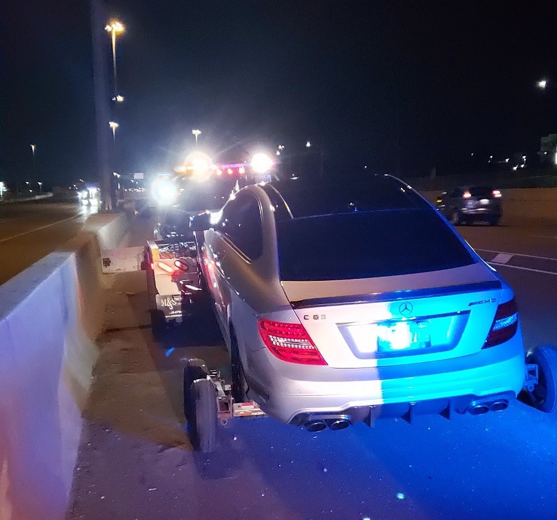 Follia in autostrada: a 308 km/h con la Mercedes C63 AMG di papà
