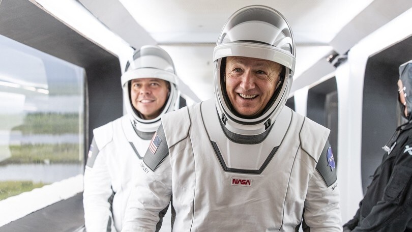 SpaceX, gli astronauti con le tute spaziali ispirate ai supereroi di Hollywood