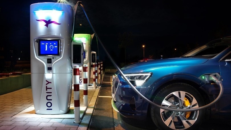 Audi lancia la ricarica superveloce: 110 km in 10 minuti