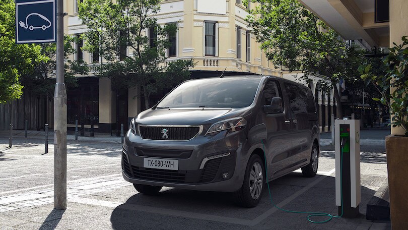 Nuovo Peugeot e-Traveller, shuttle e multispazio introducono l'elettrico