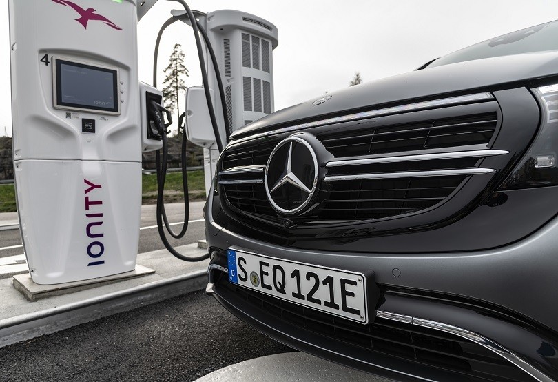 Germania, obbligatorie le colonnine di ricarica elettriche nelle stazioni di servizio