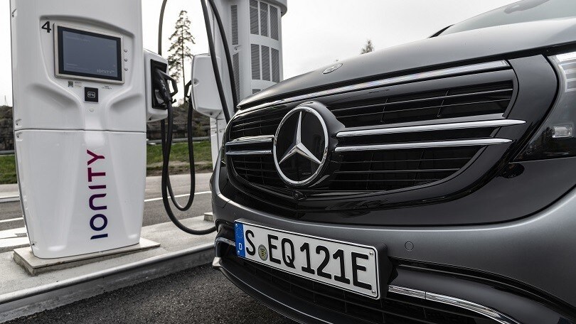 Germania, obbligatorie le colonnine di ricarica elettriche nelle stazioni di servizio