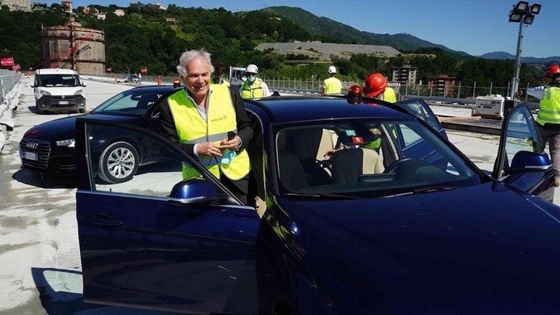 La prima auto sul nuovo ponte di Genova VIDEO