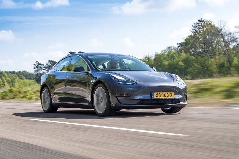 Padre e figlio ordinano per sbaglio 28 Tesla Model 3 da 1,4 milioni di euro!
