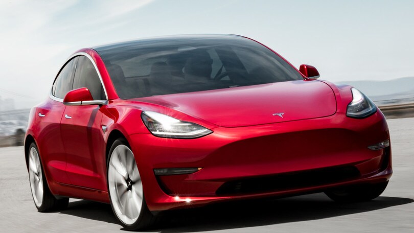 Previsioni Bloomberg, nel 2038 il sorpasso delle elettriche sulle termiche