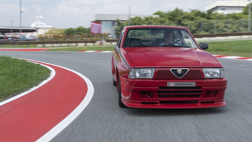 Alfa Romeo 75 Turbo Evoluzione FOTO