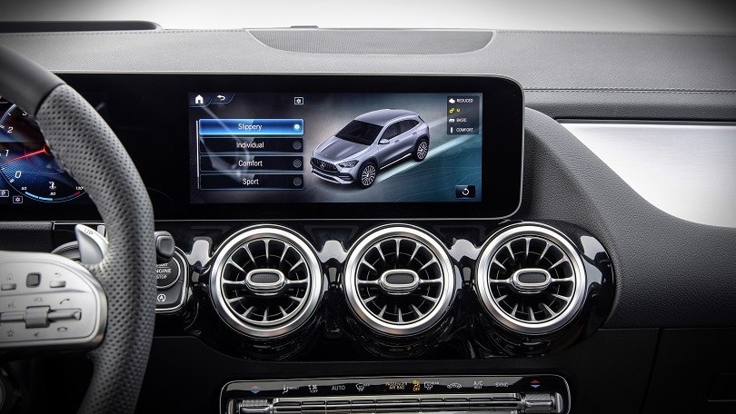 Display touchscreen in auto pericolosi: proposto il divieto d'utilizzo