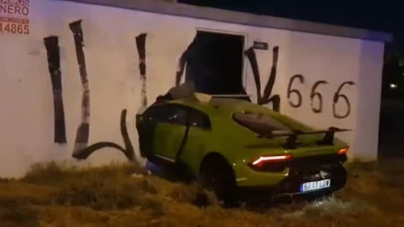 Si fa prestare una Lamborghini Huracán, la distrugge in un incidente VIDEO