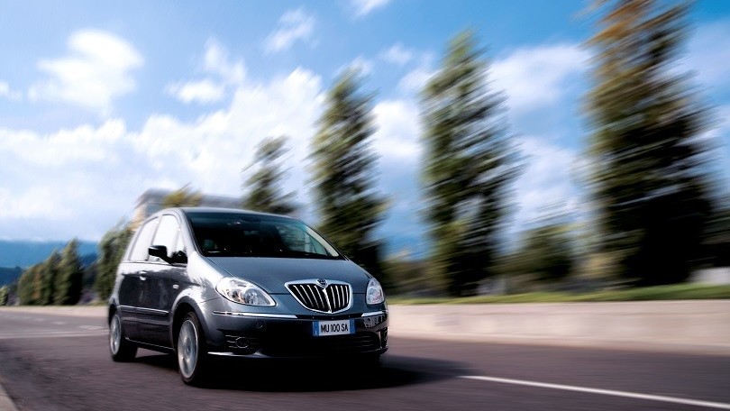 Follia a Bari: contromano per 25 km su una Lancia Musa