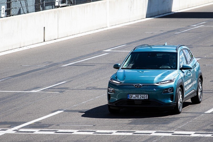 Hyundai Kona Electric, che record: 1.026 km d'autonomia con una sola carica