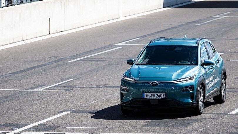 Hyundai Kona Electric, che record: 1.026 km d'autonomia con una sola carica