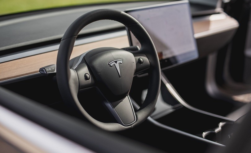 Tesla, arriva il sensore che rileva i bambini in auto