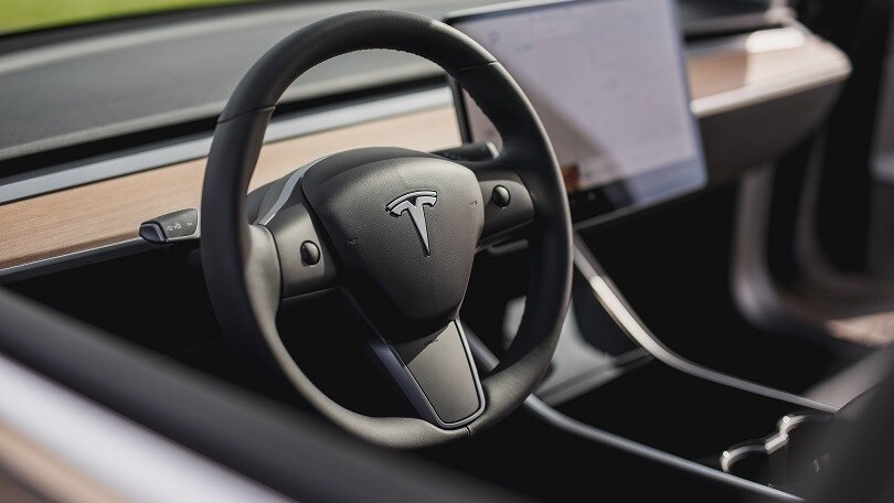 Tesla, arriva il sensore che rileva i bambini in auto