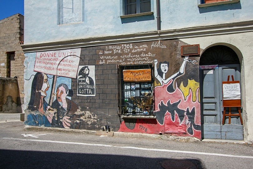 Orgosolo e Mamoiada, tra murales e maschere