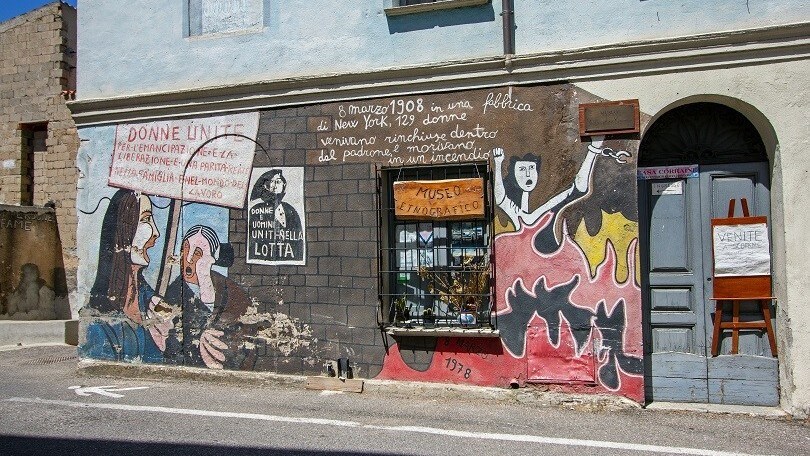 Orgosolo e Mamoiada, tra murales e maschere