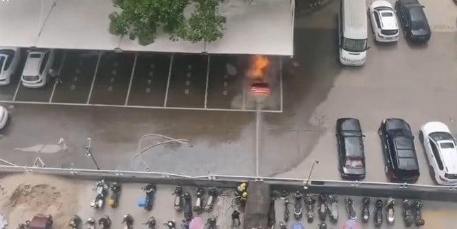 Auto elettrica si ricarica ed esplode: il VIDEO