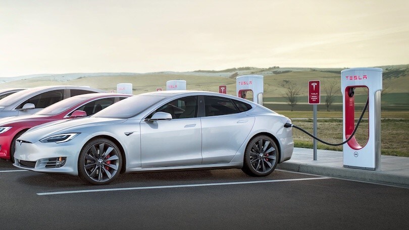 Tesla, bug ai Supercharger V3: ricarica per tutte le altre elettriche
