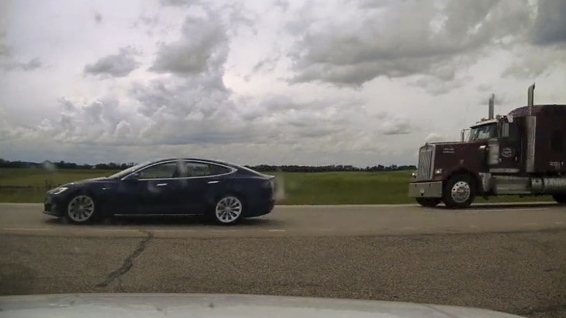Dorme mentre è alla guida della sua Tesla a 150 km/h: denunciato