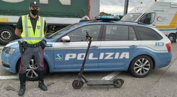 Fa 10 km sulla A14 sul monopattino elettrico: fermato dalla Polizia