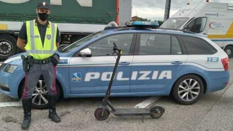 Fa 10 km sulla A14 sul monopattino elettrico: fermato dalla Polizia