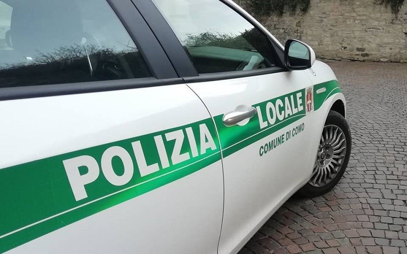 Scende dall'auto per fare pipì: si becca una multa da 3.300 euro!