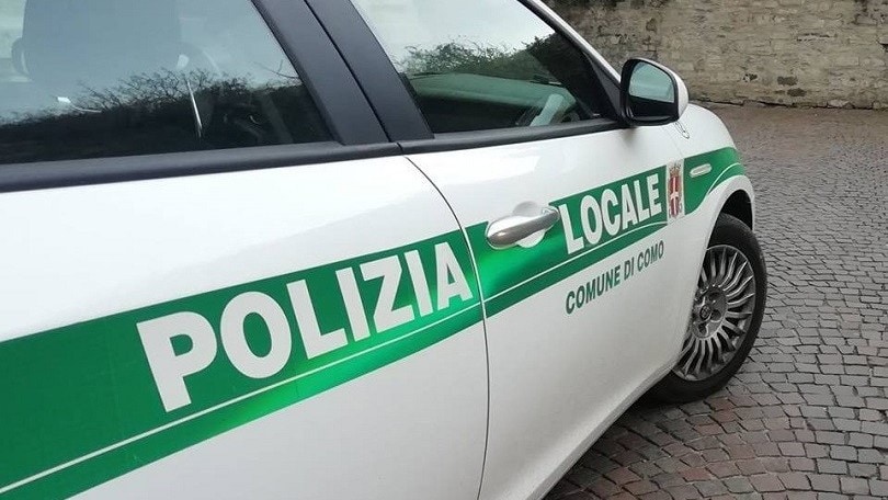 Scende dall'auto per fare pipì: si becca una multa da 3.300 euro!