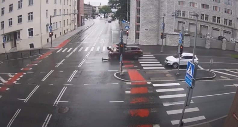 Non controlla il semaforo, monopattino elettrico si fa travolgere dal SUV! VIDEO