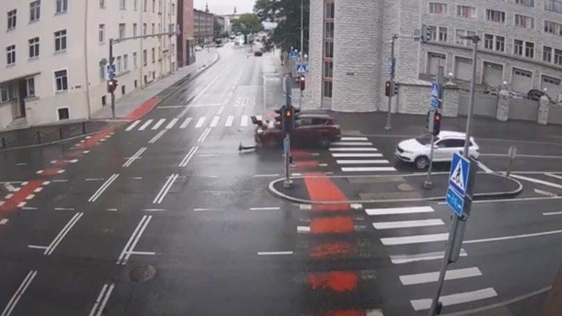 Non controlla il semaforo, monopattino elettrico si fa travolgere dal SUV! VIDEO