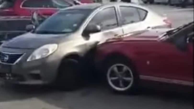Furiosa lite per il parcheggio: le auto ne escono piuttosto malconce VIDEO