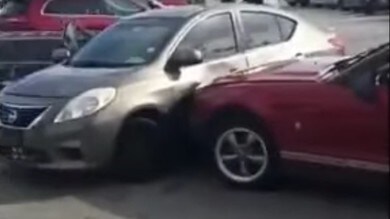 Furiosa lite per il parcheggio: le auto ne escono piuttosto malconce VIDEO