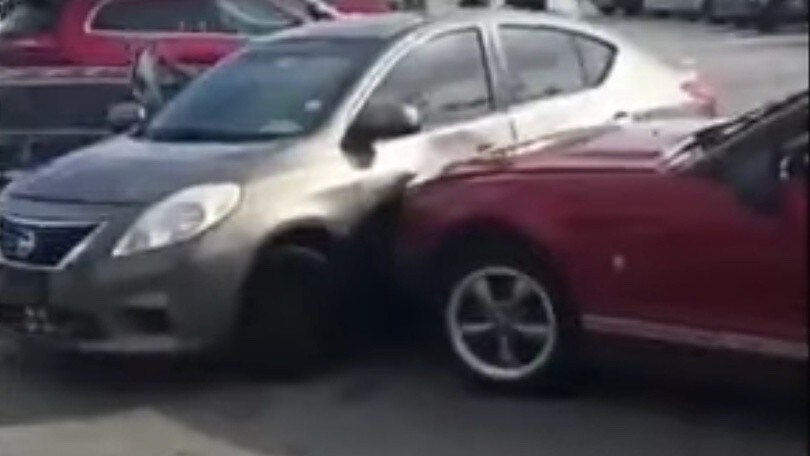 Furiosa lite per il parcheggio: le auto ne escono piuttosto malconce VIDEO