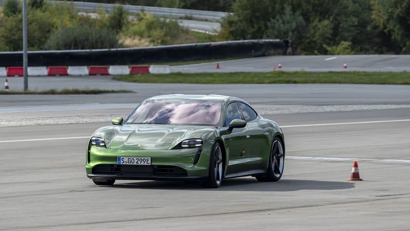 Porsche Taycan, la prova: le foto